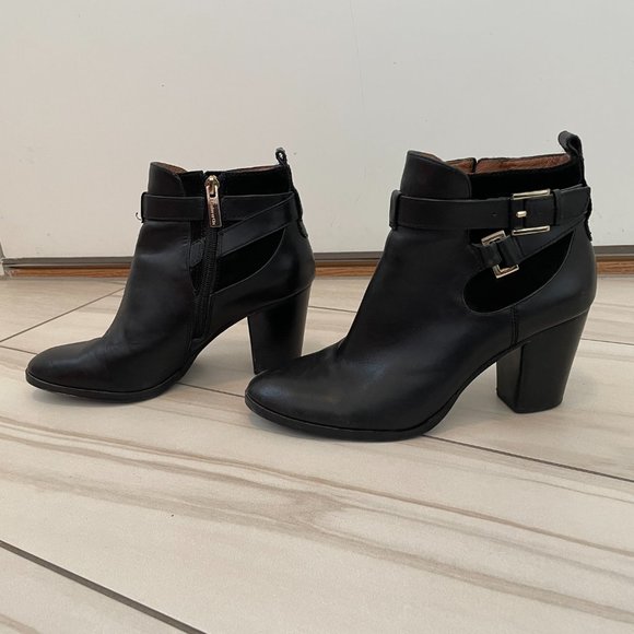 Louise et Cie 'Vianne' Black Ankle Bootie with gold buckle detail size 8.5 - Picture 1 of 8